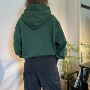 Grön hoodie - Fläck på fickan Modell 160cm Skriv dm för frågor och bilder