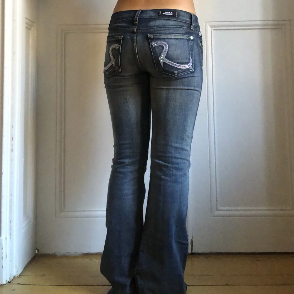 Lågmidjade jeans från rock & republic! Strass på bakfickan Midjemått: 78cm Innerbenslängd: 81cm Frakt 64kr Köp direkt!!. Jeans & Byxor.