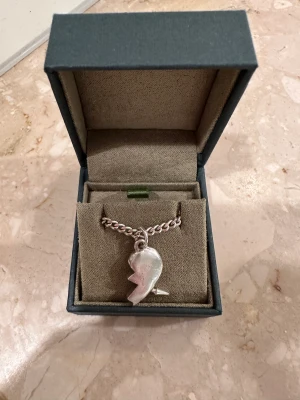 Maria Nilsdotter  - Intressekoll på mitt You & Me halsband från Maria Nilsdotter❤️ Som nytt köpt i somras, har kvitto🥰 Kan tänka mig att byta mot något annat från Maria Nilsdotter! Skriv för fler bilder💕Halsbandet är i längd 45