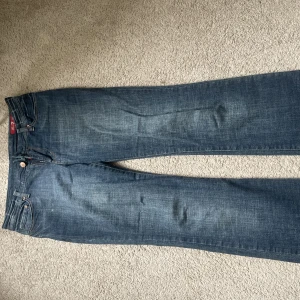 7 for all mankind jeans - Intressekoll på dessa as balla jeans från 7 for all mankind! Köpta second hand i Köpenhamn! Så fint skick och as snygga fickor! Passar perfekt på mig som är 169! Skriv privat för måtten!