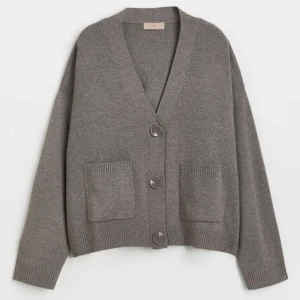 stickad tröja/kofta - snygg kofta/tröja från h&m. sparsamt använd och inga defekter❣️nypris 299kr