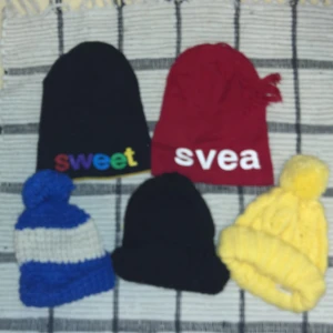 5st mössor - Ser bra ut inga hål Alla mössor 135kr