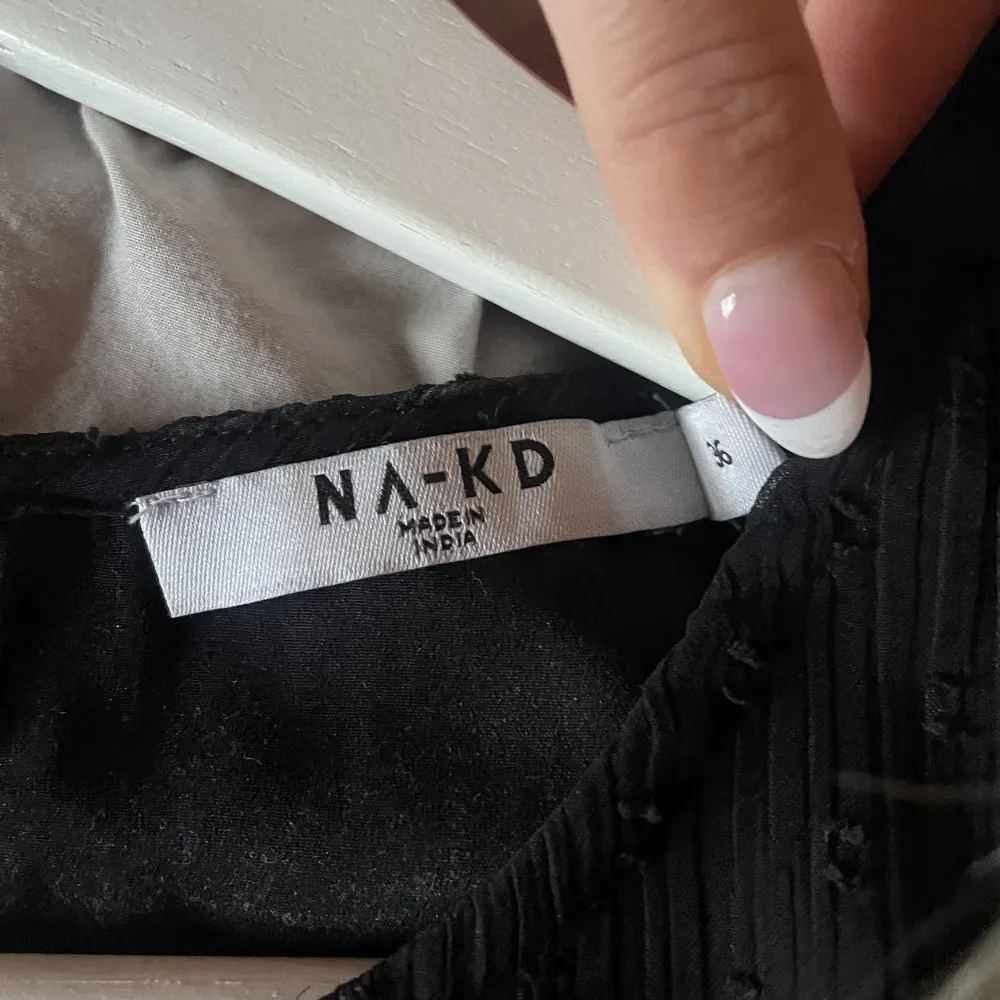 Säljer denna blusen ifrån NA-KD. Är i storlek S endast använd några gånger. Säljer för 170kr + frankt . Blusar.