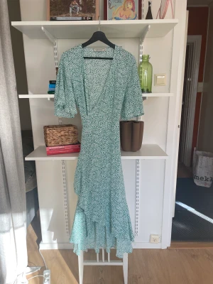 Omlottklänning från Carin Wester - Grönländarnas omlottklänning från Carin Wester i storlek 38. Fint skick. Kommer från djur och rökfritt hem! Pris kan diskuteras. Köparen står för frakten.