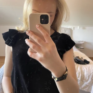 Sammet topp🖤 - Svart topp i sammet med coola axeldetaljer från Jacqueline de yong🖤 sparsamt använd och i toppskick🖤