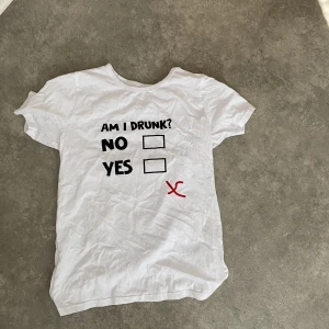 T-shirt  - En vit t-shirt med roligt tryck på✨vet ej vart den är ifrån för fick den men har aldrig används💗