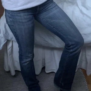 lågmidjade jeans  - Säljer dom här jättesnygga lågmidjade jeansen ❤️ Det är jättesnygg färg och modell på dom. Hör av er vid frågor eller intresse ❤️