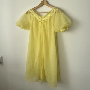 Vintage gul neglige/nattlinne - Vintage neglige i gult med söta detaljer!  Fint skick, men har några små fläckar längst ner.  Uppskattar att den passar en XS-M, men fråga gärna om mått 