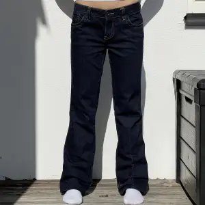 Vintage jeans i märket Calvin Klein, Jeansen är i mycket bra skick. Tvättas innan leverans💗 Midjemått: 74 cm Innerbenslängd: 76 cm Modellen är 164cm