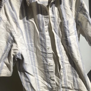 H&M oversized kortärmad skjorta  - Oversized sommar-skjorta i storlek M. Bra skick.
