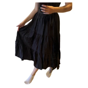 Carin Wester - Midikjol - (Svårfotad) svart midikjol med volanger från Carin Wester säljes. Storlek 36. Fin, glansig finish på tyget gör den mer uppklädd. 100% viskos. Aldrig använd, säljes i nyskick.