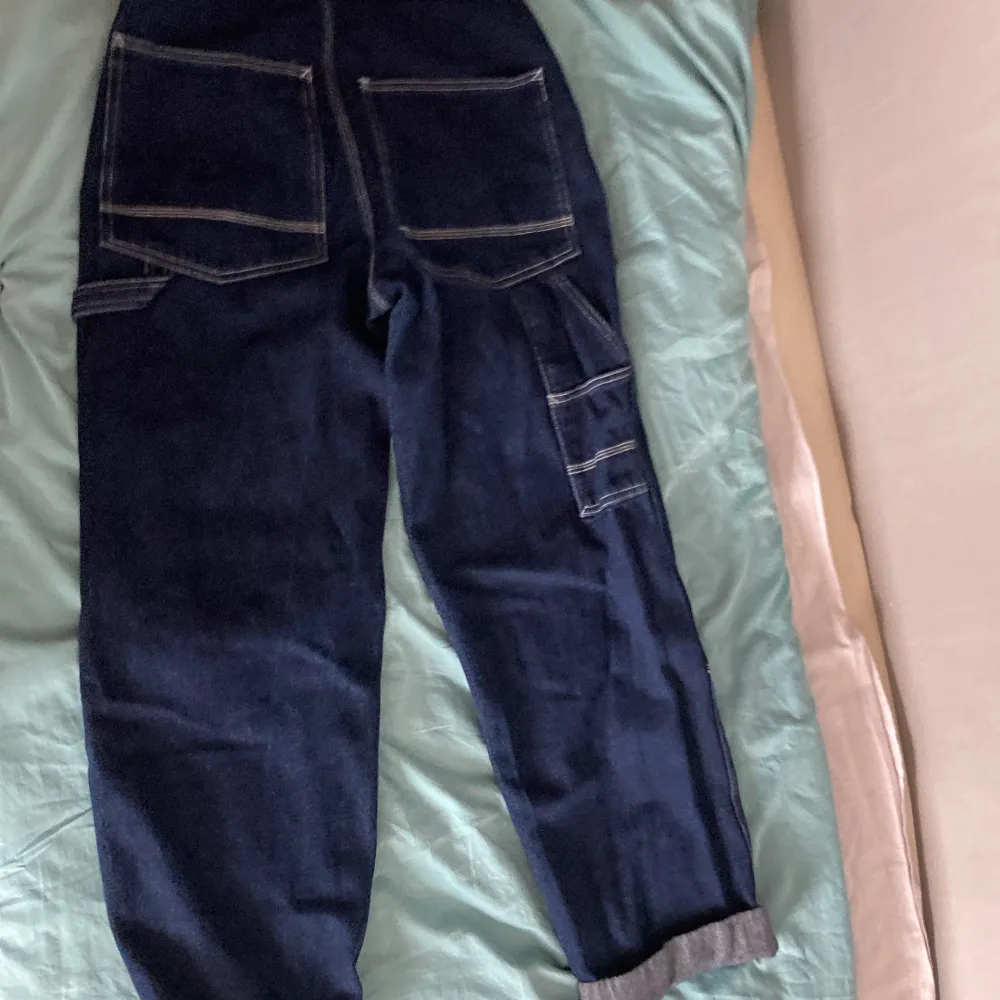 Mörk blå jeans medvSimpla detaljer . Jeans & Byxor.