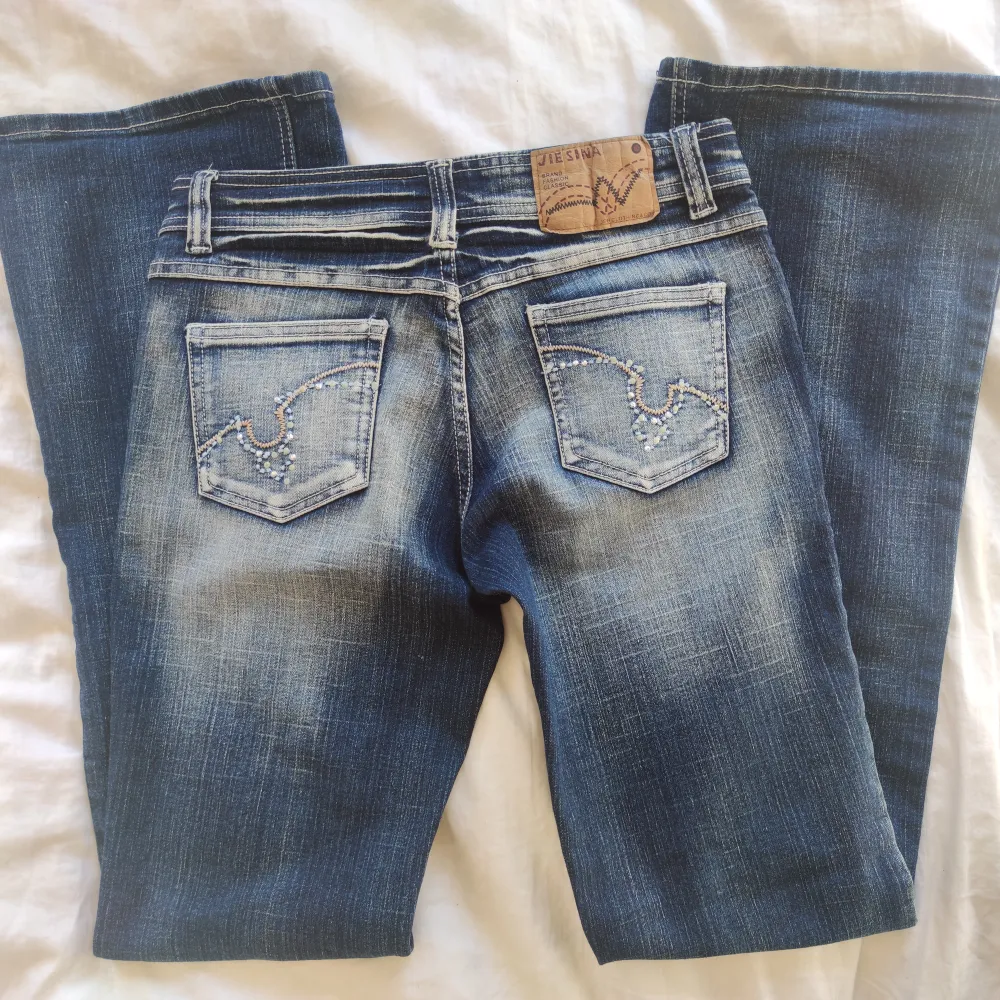 Knappt använda lågmidjade bootcut jeans.  Innerbenslängd: 85 cm Midjemått: 37 cm ( tvärs över)  💗. Jeans & Byxor.