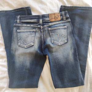 Knappt använda lågmidjade bootcut jeans.  Innerbenslängd: 85 cm Midjemått: 37 cm ( tvärs över)  💗