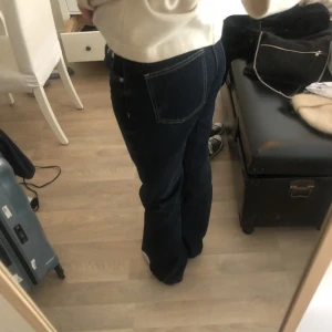 Jeans med sömmar  - Skitsnygga mörkblå jeans med sömmar på fickor och kanter, älskar dom men tyvärr lite små i midjan för mig 