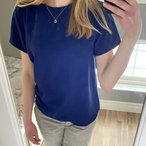 Supersnygg topp💞 - Supersnygg topp i mycket fint skick säljes. Super fin färg och skönt tyg. Frakten ingår i priset💞