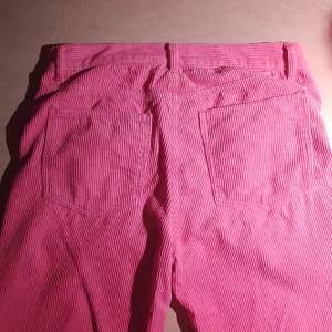 Ett barn low waisted rosa Manchesterbyxor från Pull and Bear som tyvärr är för små för mig. Använda typ 3 gånger