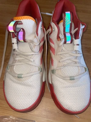 Basketskor James Harden adidas  - Använt 2 gånger, nyskick Bekväma och lätta skor  Storlek 41 men kan användas som 40.5 också!