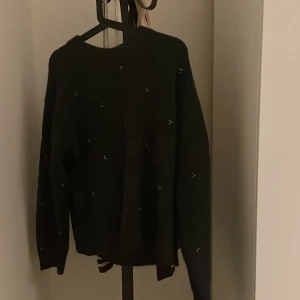  stickad tröja - Jättefin stickad tröja från hm i strl xs fast skulle säga att den passar s och m, aldrig använd och skriv för fler bilder!❤️