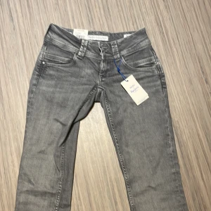 Pepe jeans - Ett par helt nya pepe jeans som aldrig är använda då de va något små som jag nu säljer för 250kr! De är köpta för 450kr Jeansen är i storlek 26/32