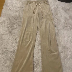 Byxor  - Säljer två Mjukisbyxor för 120 kr jätte sköna och i bra skick. Byxorna i färgen beige är strl Xs och de blåa S 