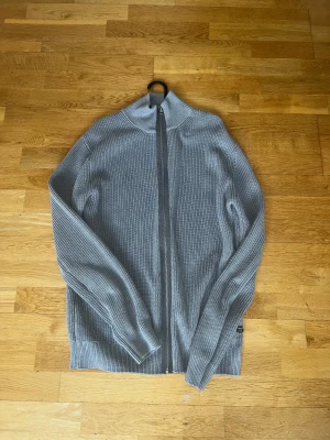 Ziptröja - Riktigt snygg ziptröja i helt nyskick. Använd en gång då den är för stor för mig. Hör av er vid intresse eller fler bilder:) Köparen står för frakt!