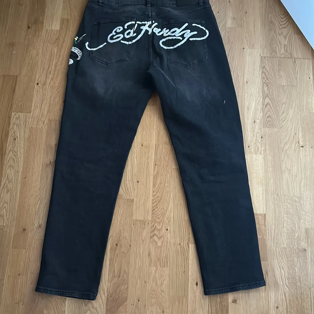 Riktigt sköna ed Hardy jeans som är helt nya, har bara provat dom o säljer dom då de aldrig kom till användning. Säljer därför dom för 1100kr istället för 1400. Jeans & Byxor.
