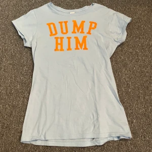 T-shirt dump him - Ikonisk ”dump him” t-shirt som liknar den Britney Speras bar i början på 2000-talet. Den är i fint skick! Storek s men passar även m🌸