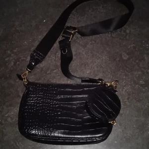 Fejk skinväska - Har använt få gånger och inte används på länge köparen står för frakt frakt är 59 köpte för 150 och säljer för 70