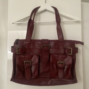Röd väska - Mörkröd väska med fack som är jättefin❤️ passar perfekt om man vill få plats med dator