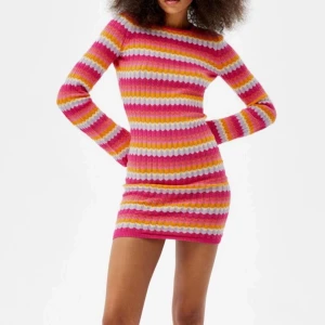 Bershka klänning  - Säljer den populära Bershka klänningen även i rosa, storlek S aldrig använd. Säljer för 300kr köparen står för frakten✨🌺 skriv privat för egna bilder med klänningen på💃🏼