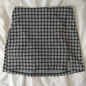Fin kjol med slits från H&M, aldrig använd 🤍