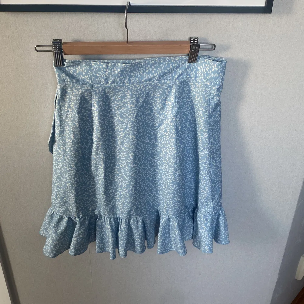 Blåblommig kjol från shein, storlek Xs. Kjolar.