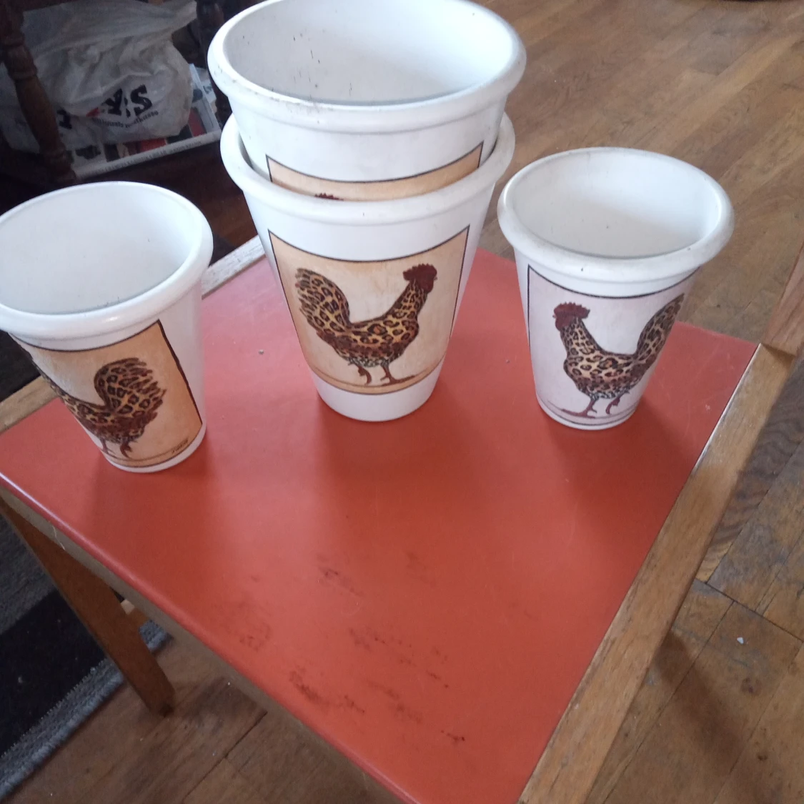 Vita påskkrukor 19 cm samt 15 cm stora.