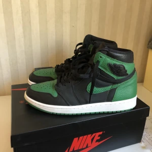 Jordan 1 pine green - Köpta för ungefär 4 månader sedan. Men de är fortfarande i väldigt bra skick. Lådan kommer med