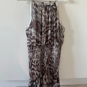 zara klänning - jättefin klänning från zara! Endast använd ett fåtal gånger och i perfekt skick! Strl s