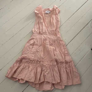 Klänning - Miniklänning från NA-KD med djup urringning men går att ha bh i om man vill, storlek S.