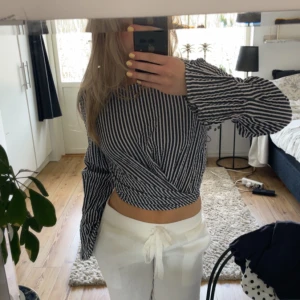 Randig blus - Jättefin randig blus som går att knyta på lite olika sätt! Utsvängd i armarna och är i st 38 men passar mig som är S🤍