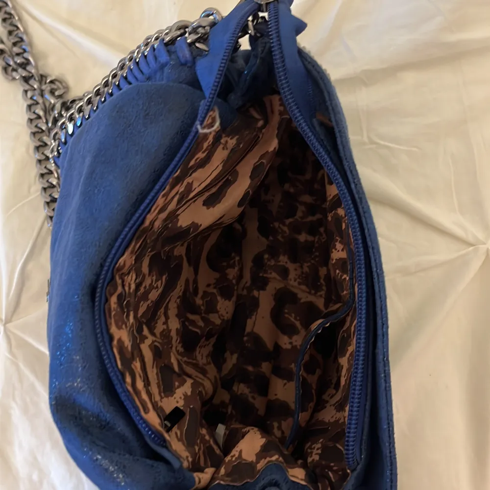 Säljer min Stella mccartney liknande väska som går att bäras på olika sätt. Skriv för mer bilder💙. Väskor.