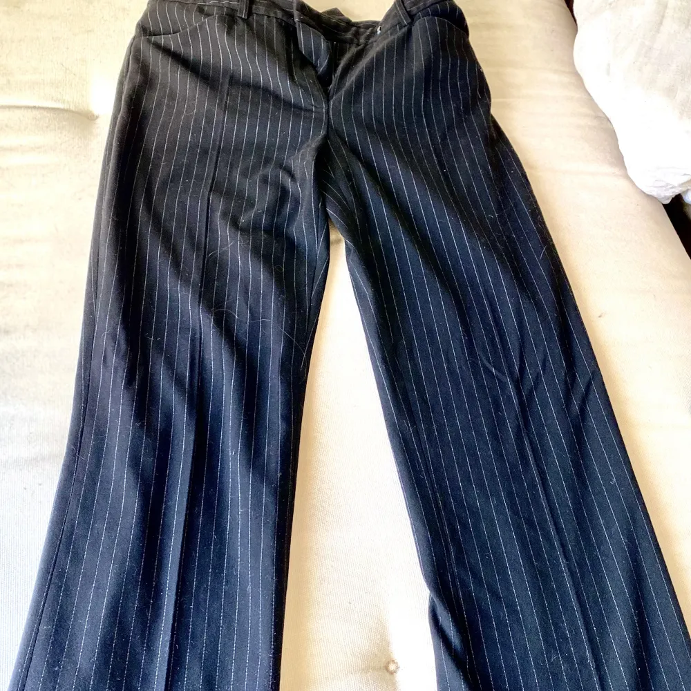 Snygga blå kostymbyxor med små vita ränder som följer kroppen fint, stl 36,S . Jeans & Byxor.