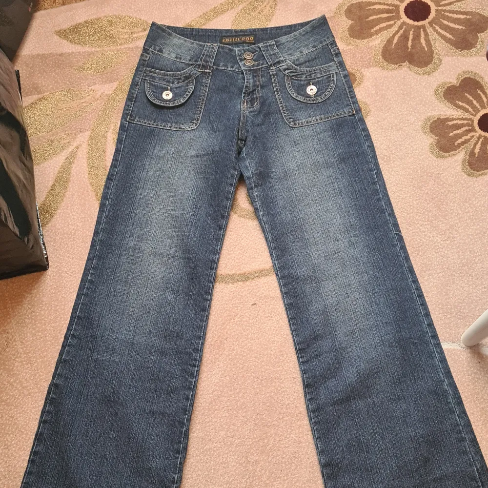 Jättefina jeans som säljes pga dom inte kommit till användning🥰Inga defekter, dom är aldrig användna förutom när jag har testat de❤️Midjemått: 81 cm, Innerbenslängd:76 cm.Tyget är ganska stretchigt❤️Hör av er i fall ni är intresserade eller fler bilder. Jeans & Byxor.