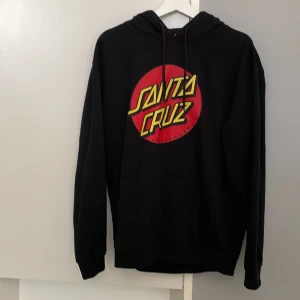 Svart hoodie  - Santa Cruz hoodie i storlek L. Fint skick och aldrig använd 