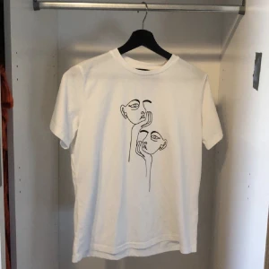 T-shirt  - Cool och unik T-shirt! Aldrig använd 💕