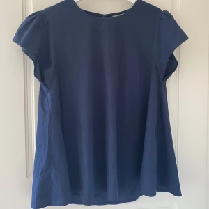 Mörkblå topp - Mörkblå topp från Vero Moda. 