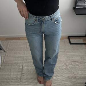 High waist straight jeans från Bikbok. Storlek 26x32 och aldrig använda.