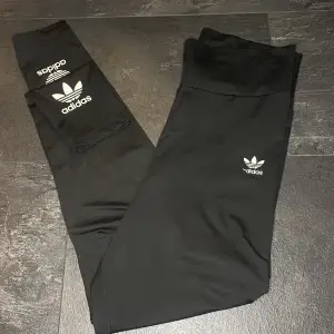 Oanvända tränings byxor.  Dom är orginala. Säljs inte mer på adidas hemsida!  Dom är precis som nya.   Nypris 350kr! 🖤