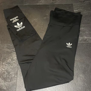 ORIGINAL ADIDAS  - Oanvända tränings byxor.  Dom är orginala. Säljs inte mer på adidas hemsida!  Dom är precis som nya.   Nypris 350kr! 🖤