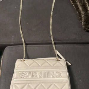 Valentino handväska  - Helt ny kosta 1500