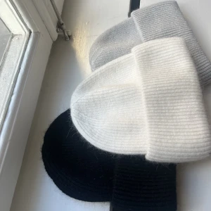 Mössa - Säljer den svarta och grå mössan för 200kr styck ❣️