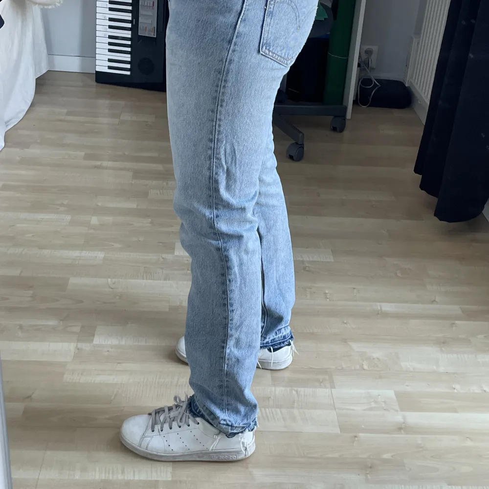 Blå urtvättade Levis jeans i storlek 25W 31L. Säljer pga de är för små för mig. Skriv för fler bilder och mer info, de har en defekt dock inte så synlig.  Köparen står för frakt. Jeans & Byxor.